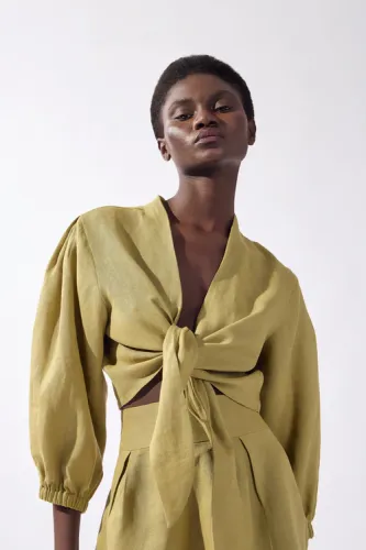 SOLID FRONT TIE CROP TOP